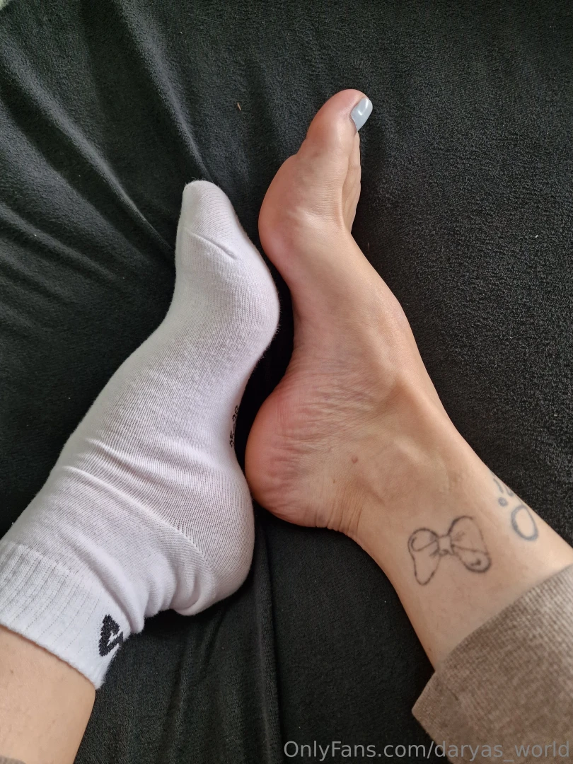 Good morning what do you like better with socks or barefoot 