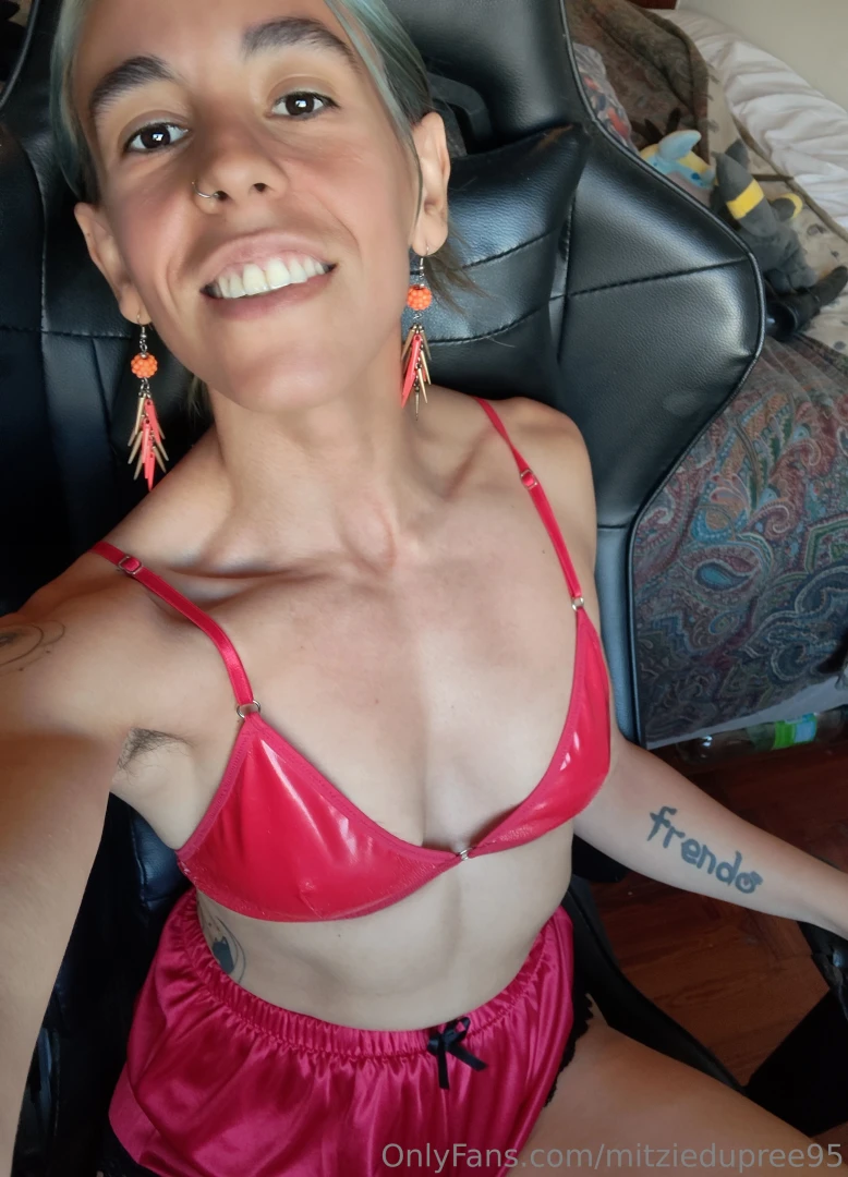 Red suits me you want me to send you nudes 