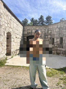 In montagna con la mia amichetta che mi fa i video in chat ti faccio