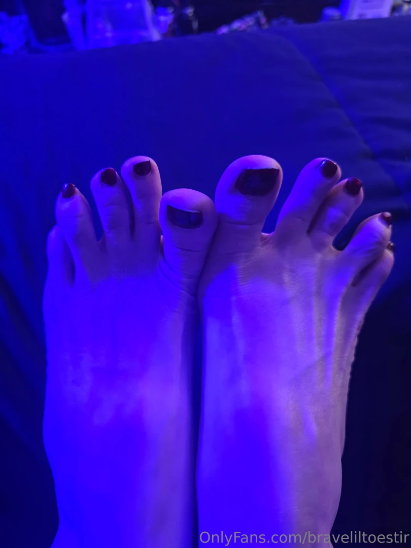 I m loving this blue light cum play with me baby 