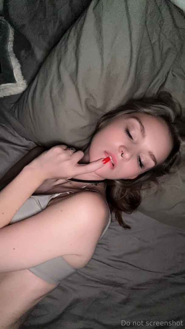 I want something on my lips but i just don t know what 