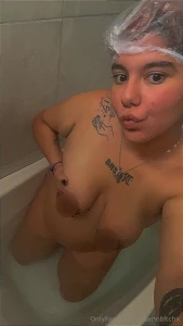 Relaxing to see if the little one comes out take the opportunity to part 1