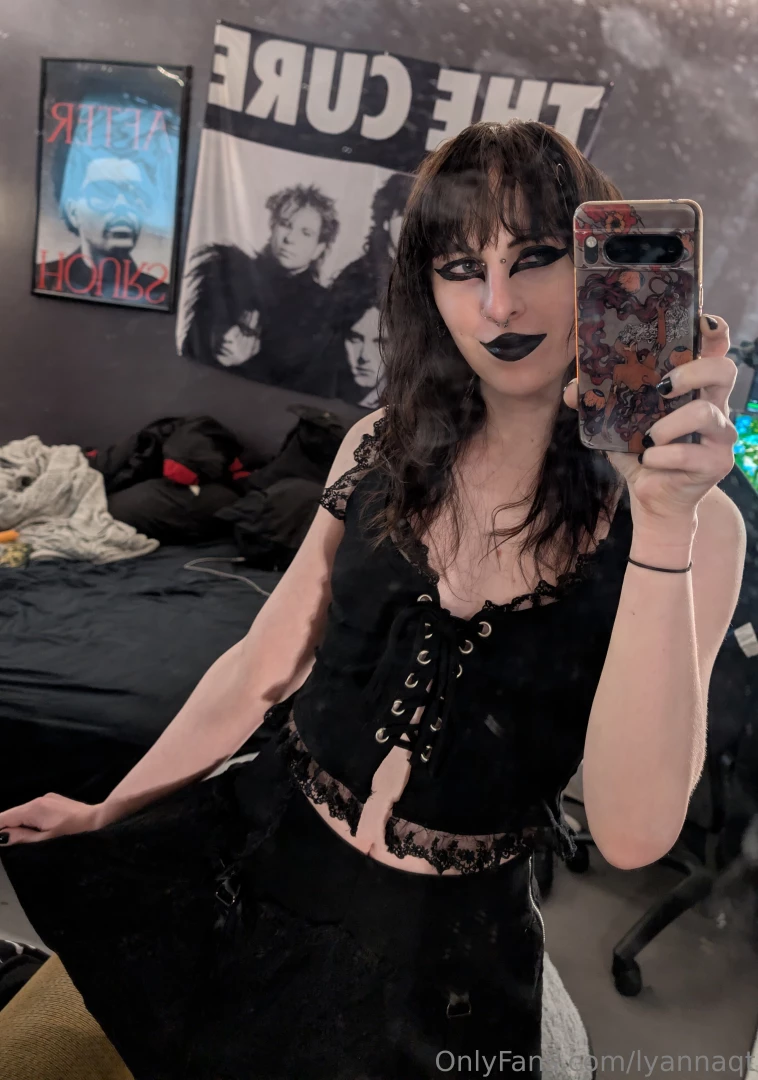 Can someone come squish my boobs and pinch my nipples 