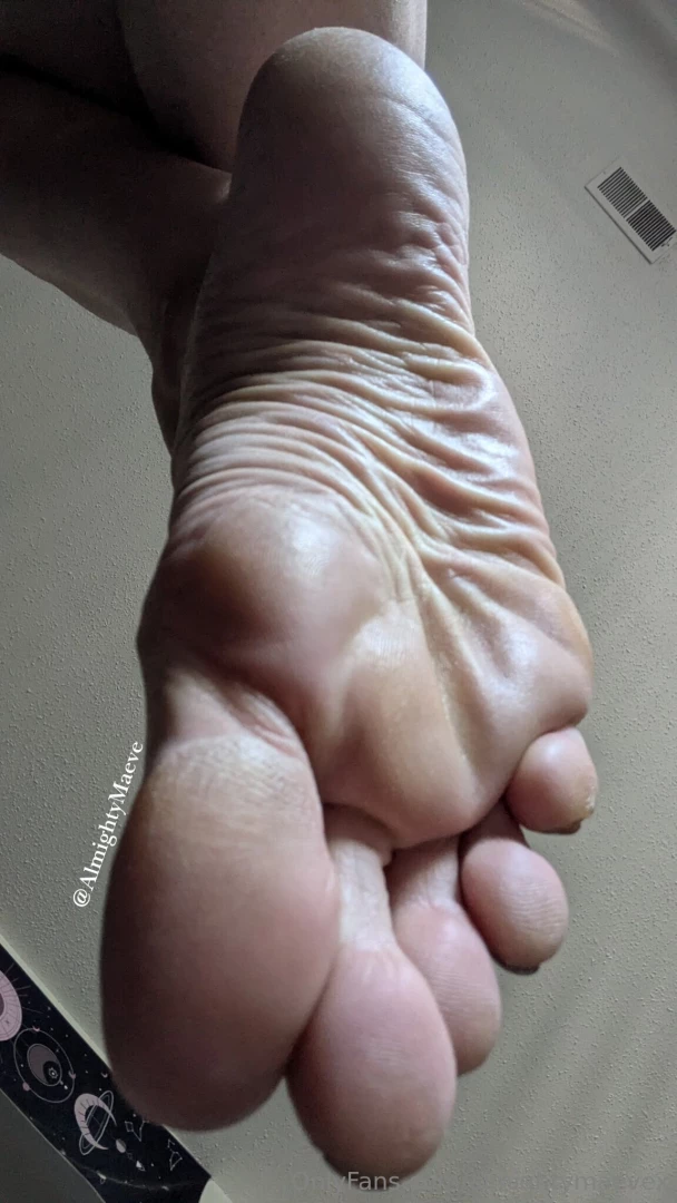 Open wide for this huge sole look at those calluses you can help 
