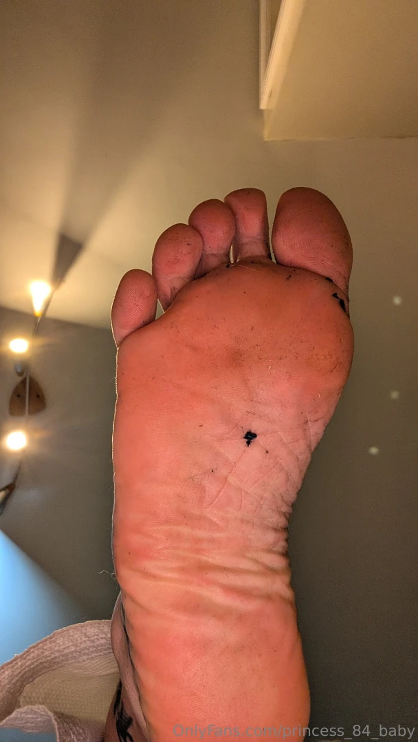 Nice foot squish to start the day off me thinks feet soles sweaty toes 