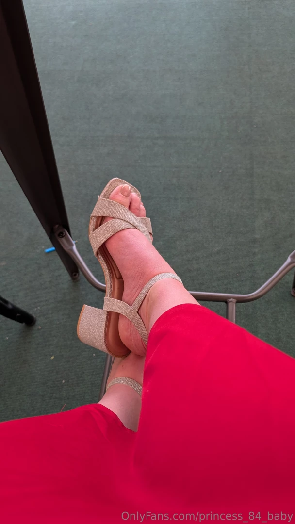 Ladies day with these on my feet really needed your tongue rubbing up 
