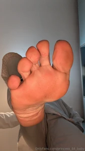 And squish with these sweaty stinking feet