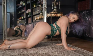 Peep those back muscles in the mirror