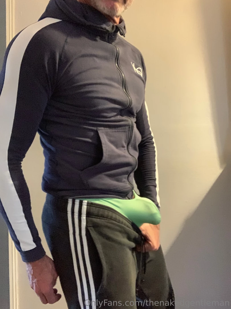 Back from the gym and feeling horny 