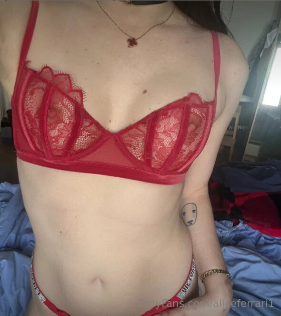 Sto immaginando le tue dita ma non sulle mani 