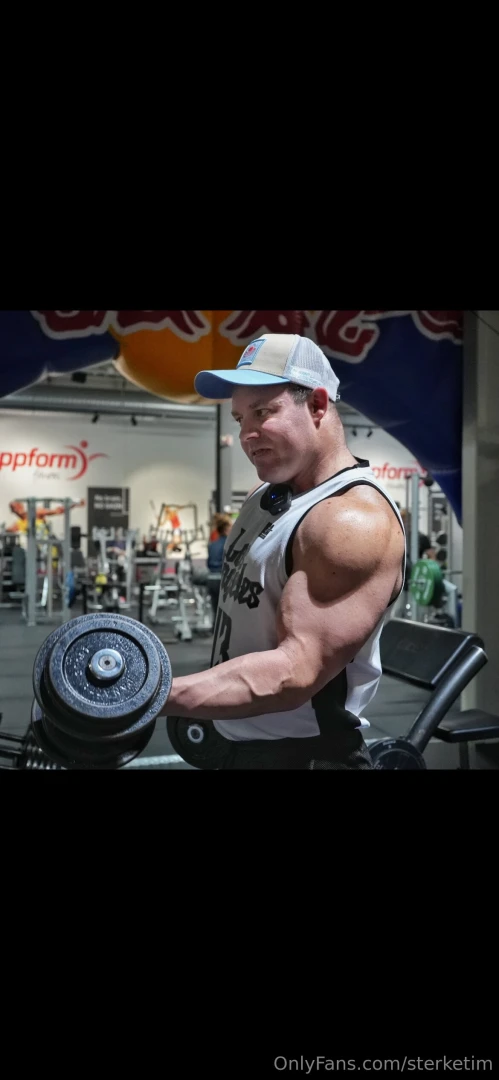 Pumper opp biceps p dagen og p kvelden 