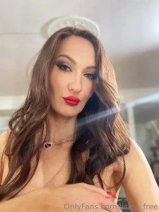 Red lips and a dirty mind part 1