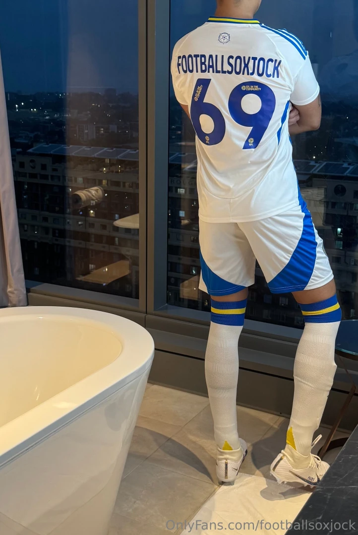 Just waiting for a mouth to fuck 