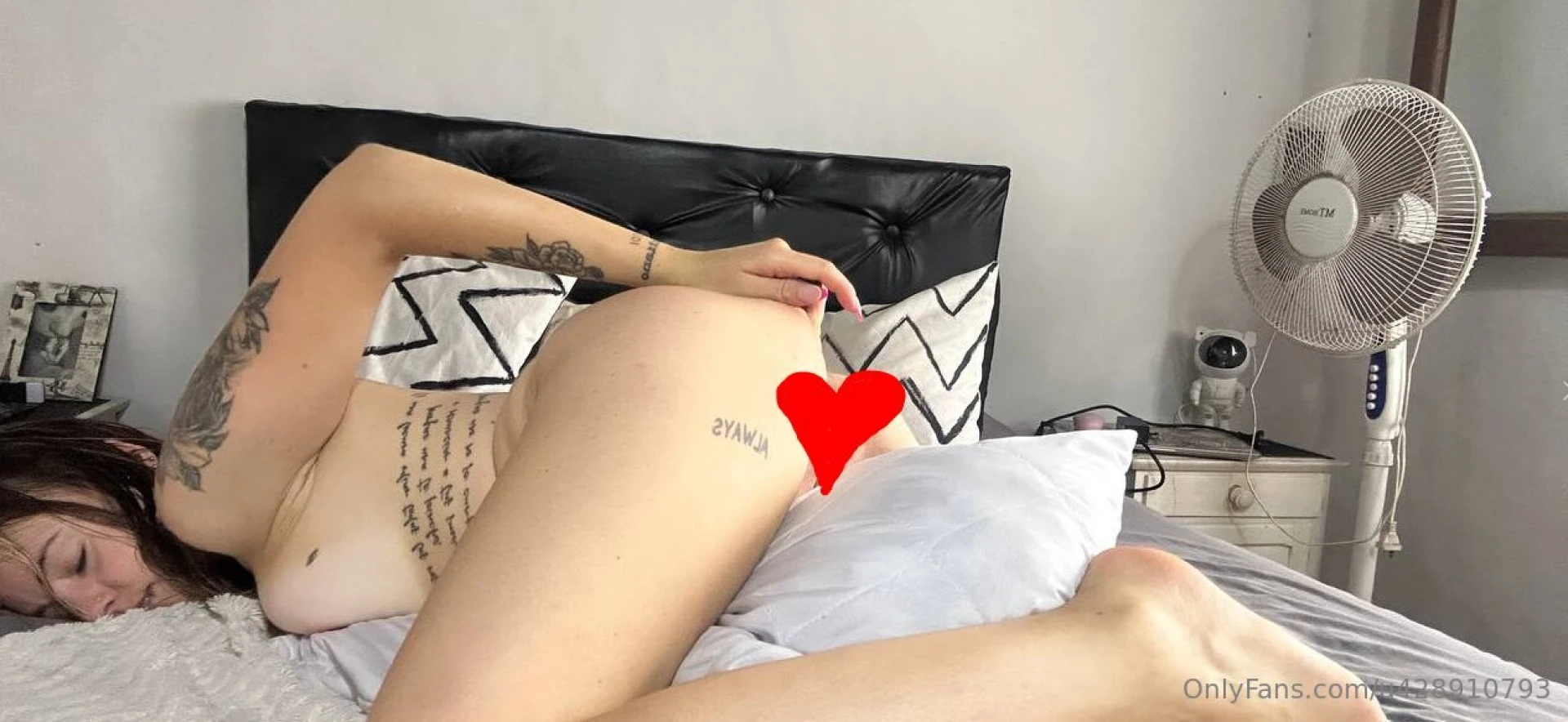 Message me now if you wanna see what s under the heart that i drew 