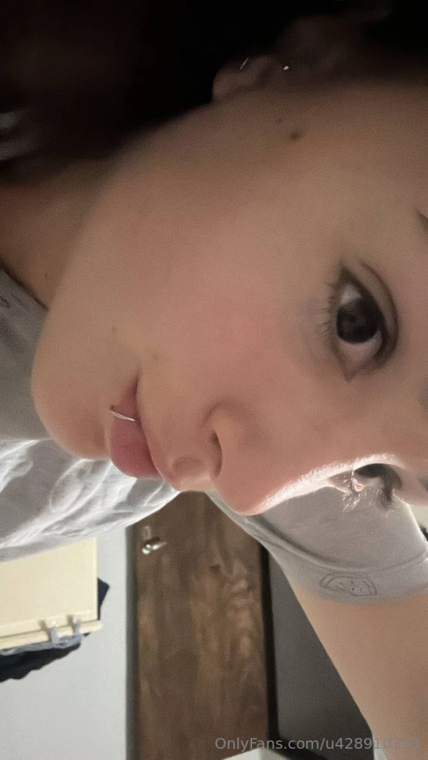 Eyes on me and only me 