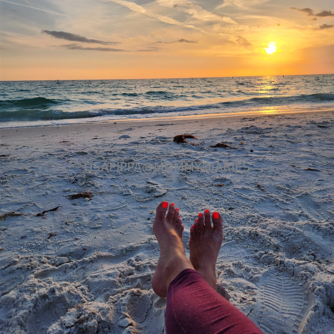 Milf beach sandyfeet sandytoes footfetish 