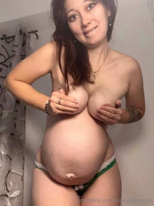 What a cute growing belly already in the middle of preggo 21 weeks