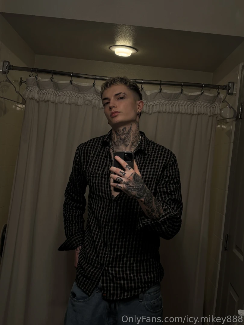 Outfit says i m a problem and i agree 