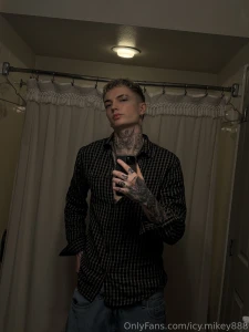 Outfit says i m a problem and i agree