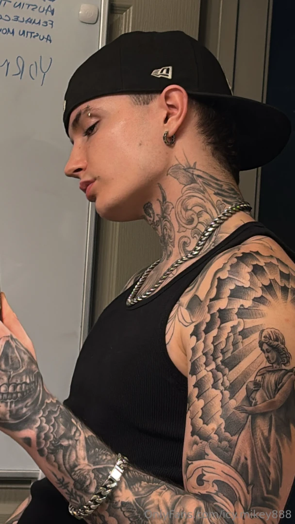 That angle says i don t chase i decide 