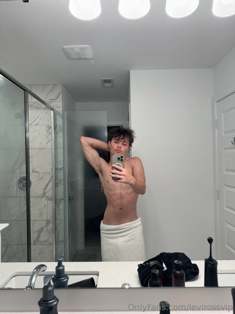 Someone come make my towel fall down 