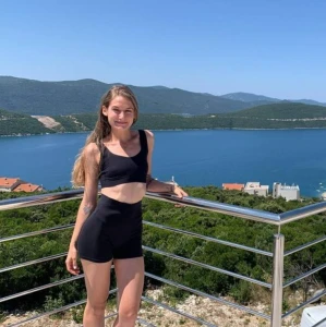 What s more beautiful the view or me