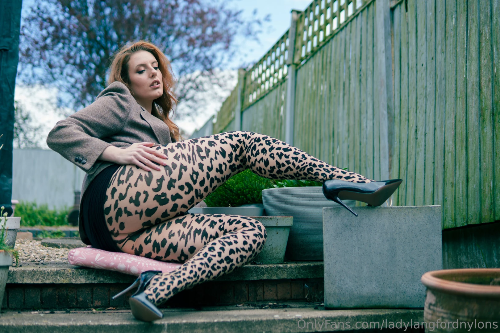 So maybe the best way to showcase these tights is to do it outside 