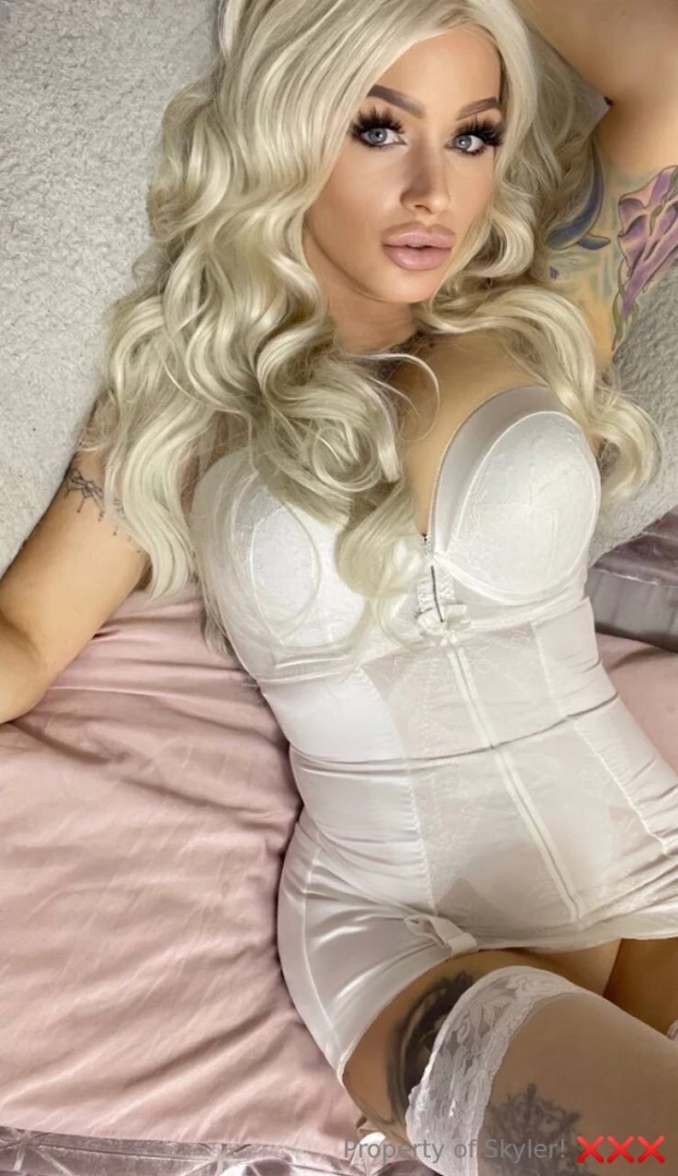 Mommy is waiting for you skyler_xxx she s hungry for cock 