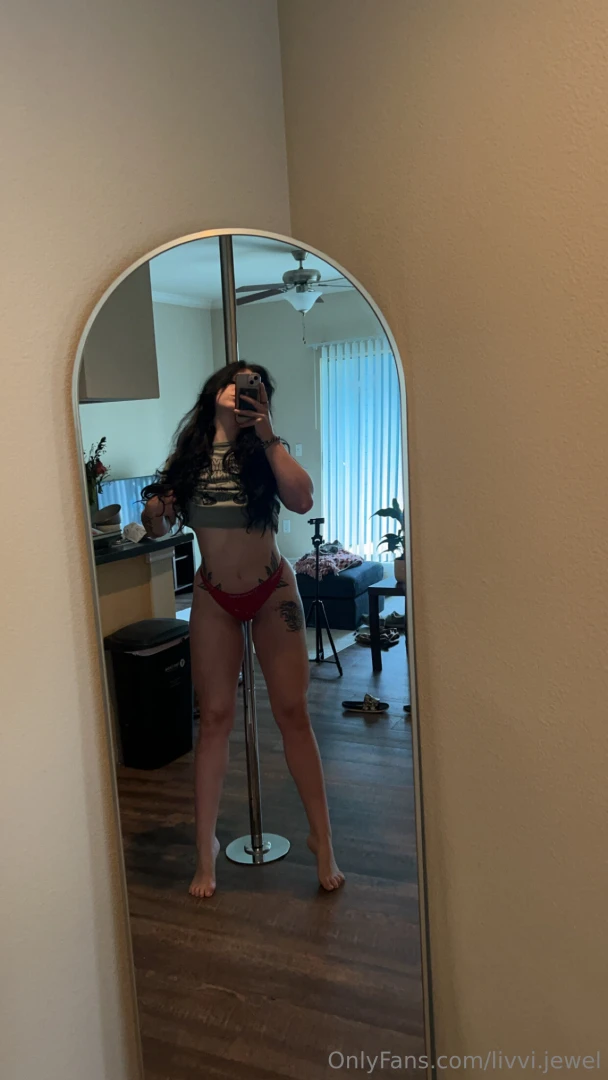 If anyone wants to buy me lunch the cash app is livvijewell i ve got a 