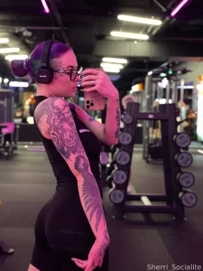 Local gym rat caught in her natural habitat again she is flexing her