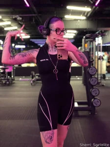 Local gym rat caught in her natural habitat again she is flexing her part 1