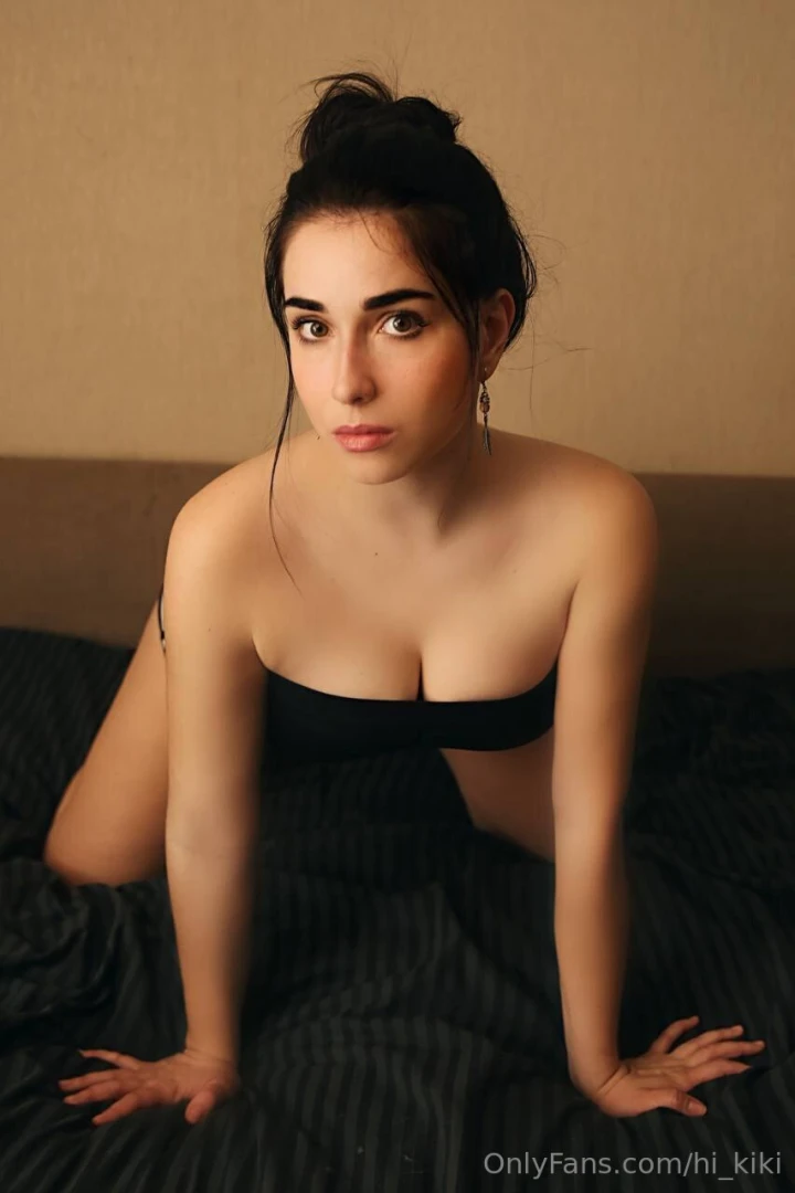 You re so hot i don t know whether to keep my head on my shoulders or 