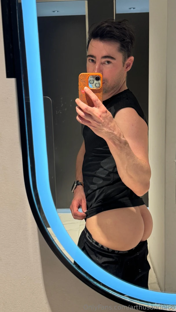 Didn t go to the gym in a while so just showing my butt part 2 