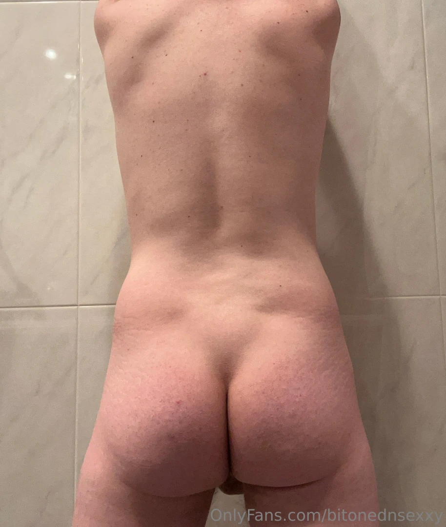 I love being nude and showing myself off 