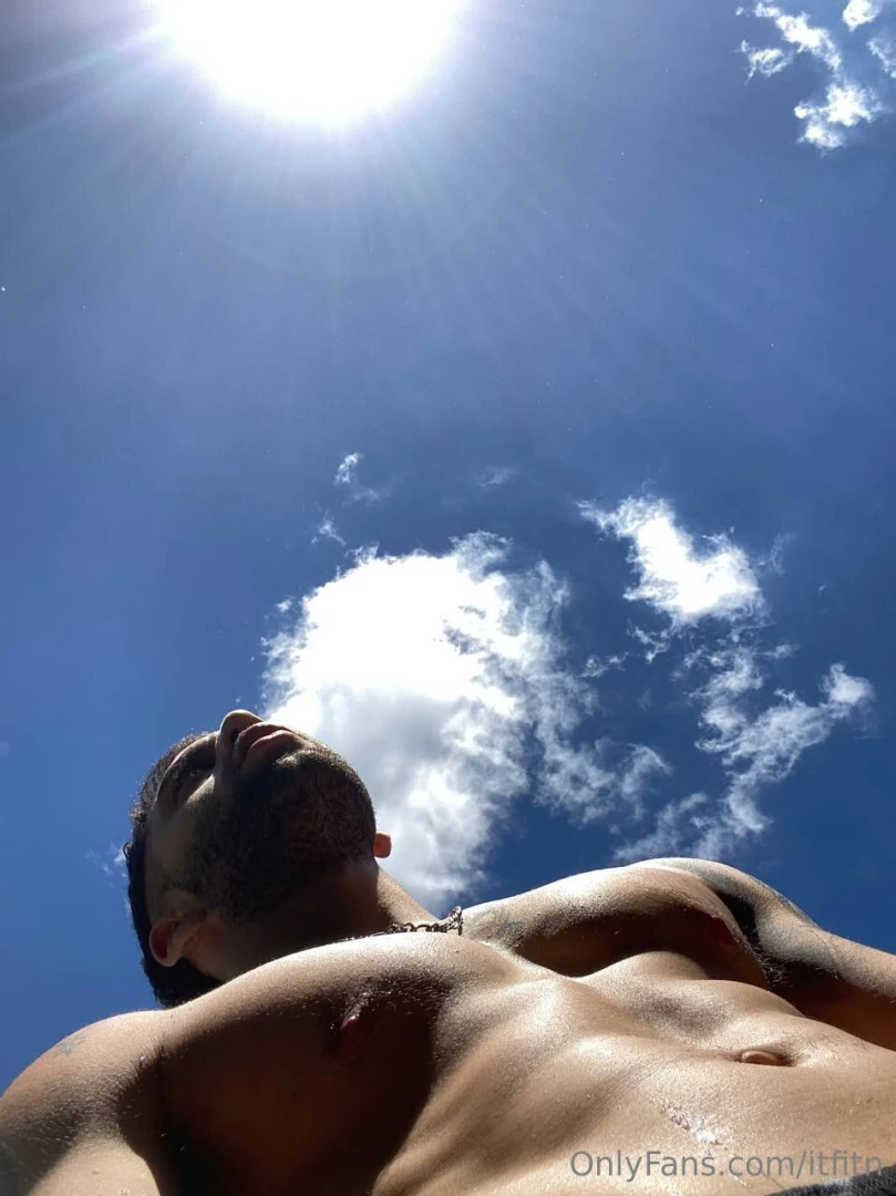 Look at me and make me yours 