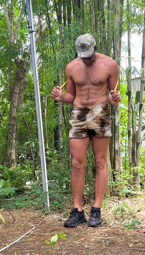 Soldier workout in the jungle 