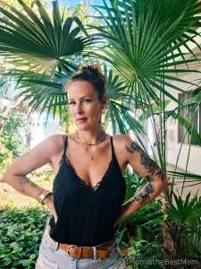 Tropical vibes and ageless confidence bestmomannavon