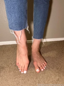 A fresh pedicure and skinny jeans giantess footfetish fendom bigfeet part 2