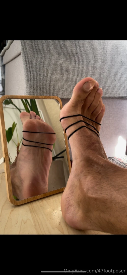 Feeling some hair gums on my foot 