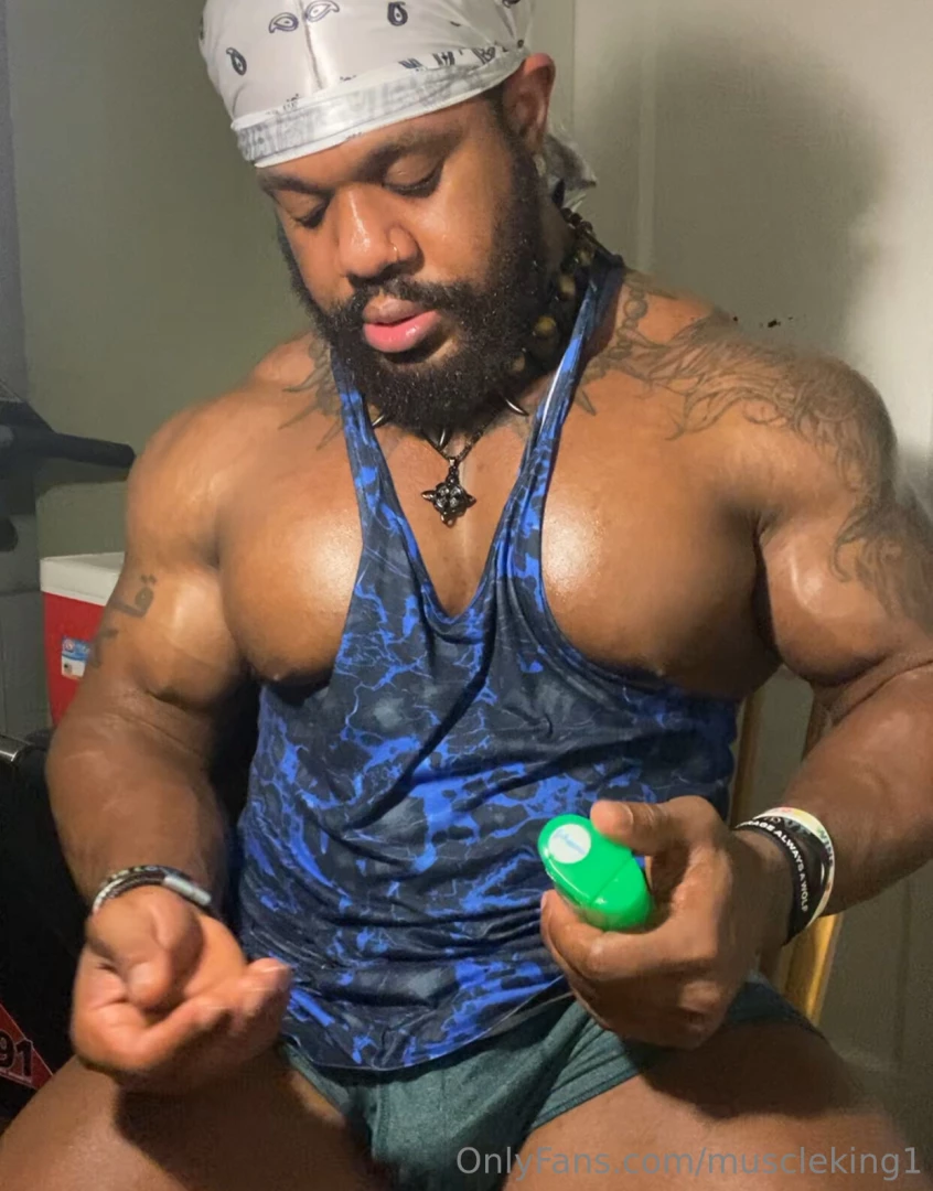 12 min new vid from muscledaddy came home from a rough workout at the 