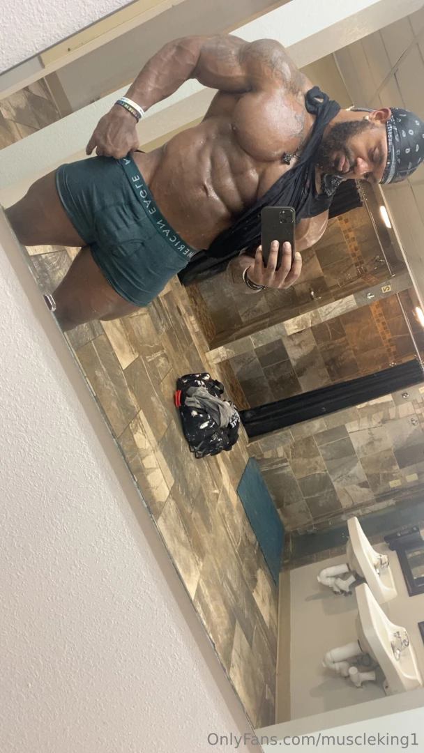 Wanna touch i m getting really hard muscledaddy bodybuilder flexing 