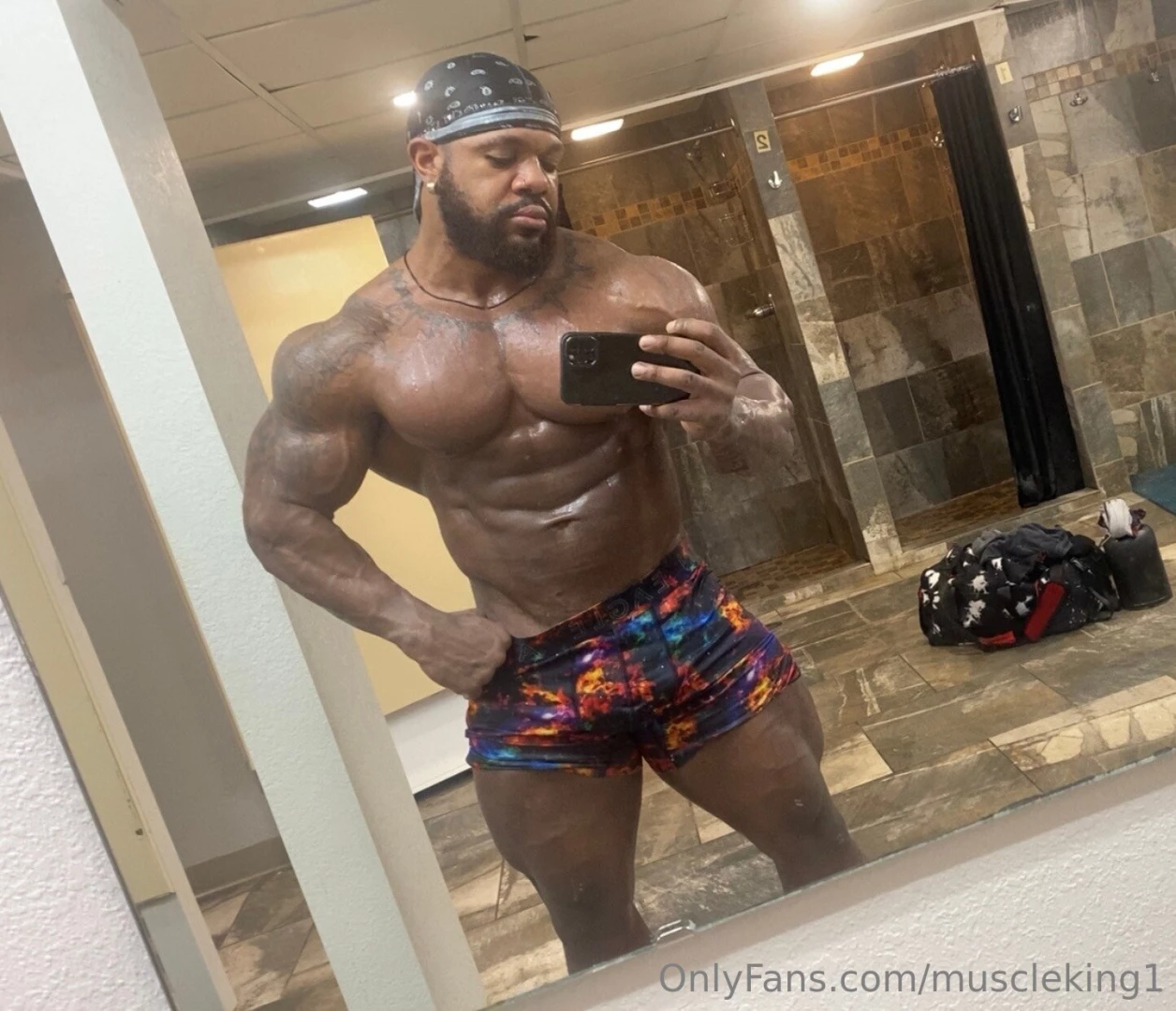 Good morning i hope your day is wonderful muscledaddy abs flexing 