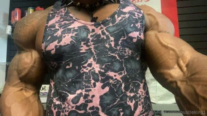 Does it excite you how veiny i m getting muscledaddy loves to show off