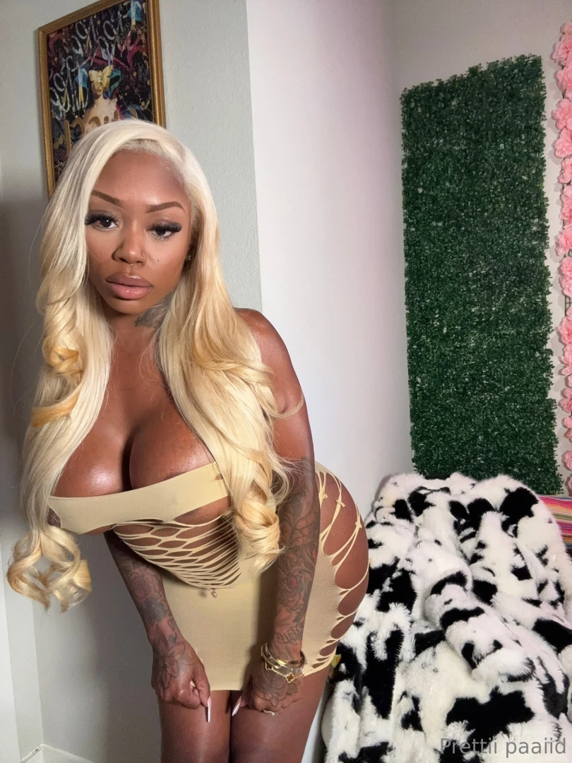 Serving waist curves and a whole lotta tease you ready for this view 