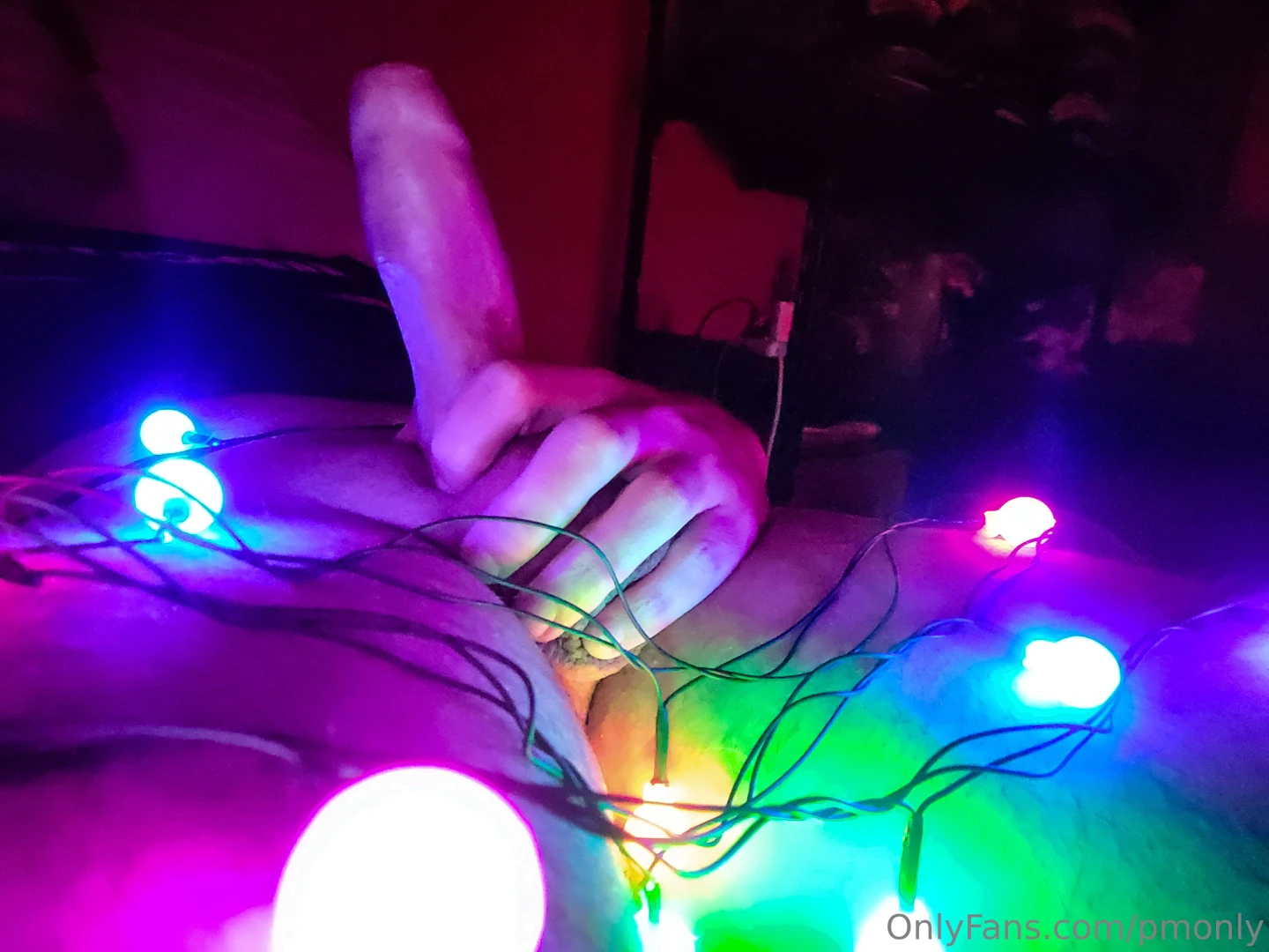 Mientras armaba mi arbolito navide o me enrede entre las luces 