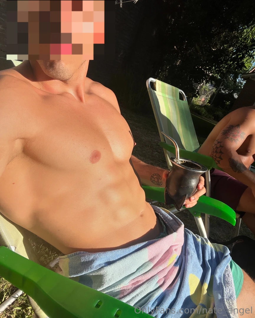 Today i m getting some sun while i send content to my fans i love that 