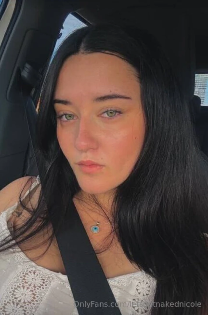 Vanessa is looking for new friends do you want to be her friend 