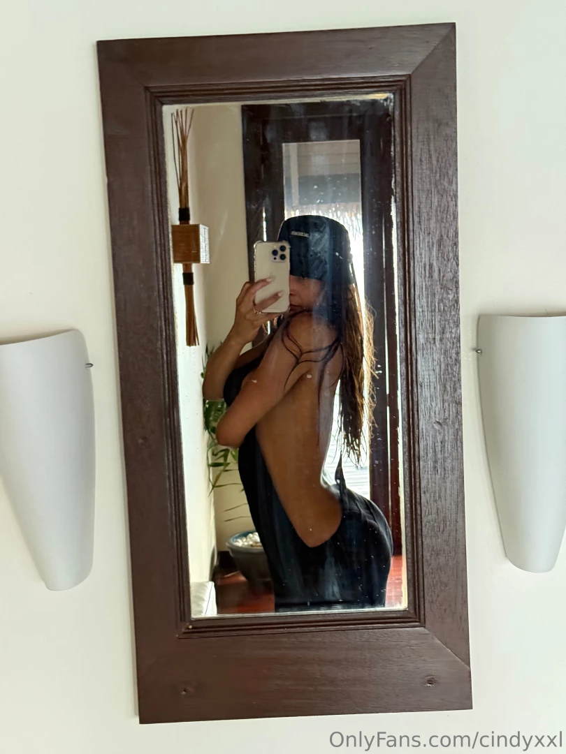 A quick mirror selfie for you fresh from the beach and still dripping 