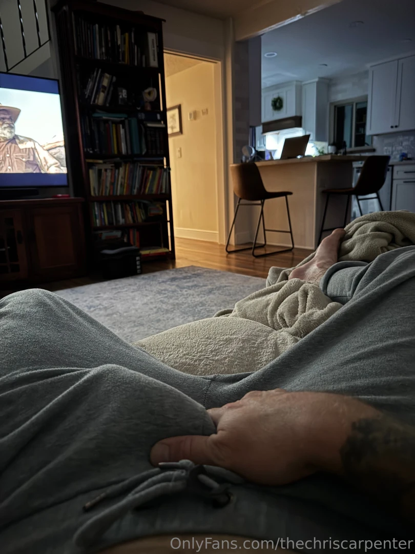 Lonely night who wants to keep me company 