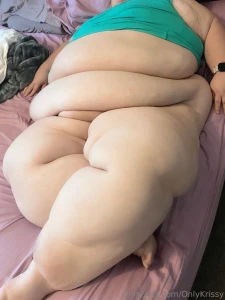 Soft heavy and taking up all the space this fat fupa is front and part 17